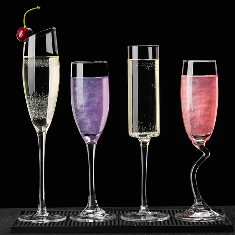 Коктейльный стеклянный коктейльный стакан бармена с кристаллами для вина пива