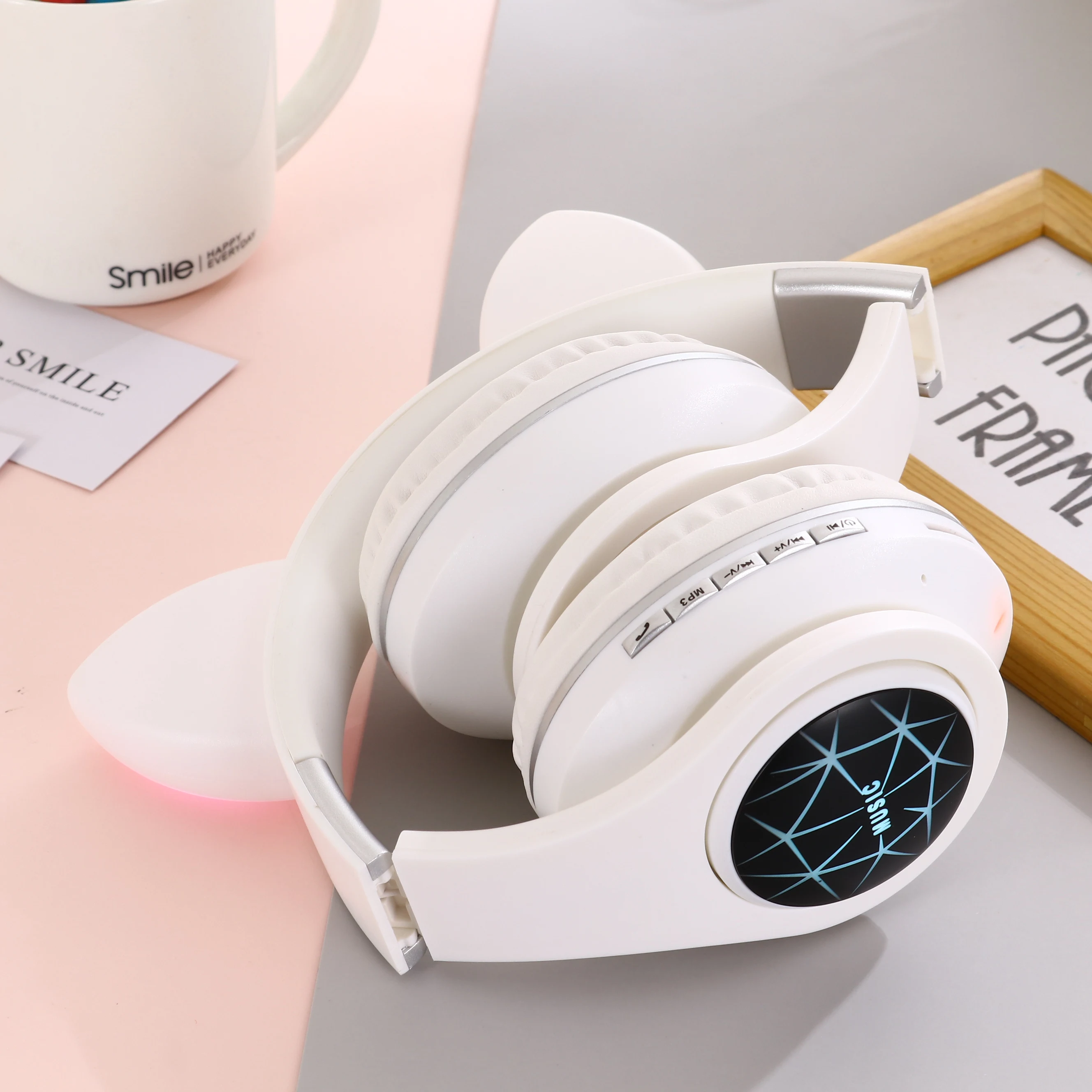 

Cute Cat Ear M2 Wireless Headphone With LEDLight Wireless Earphone Support TF Gaming Headset for children