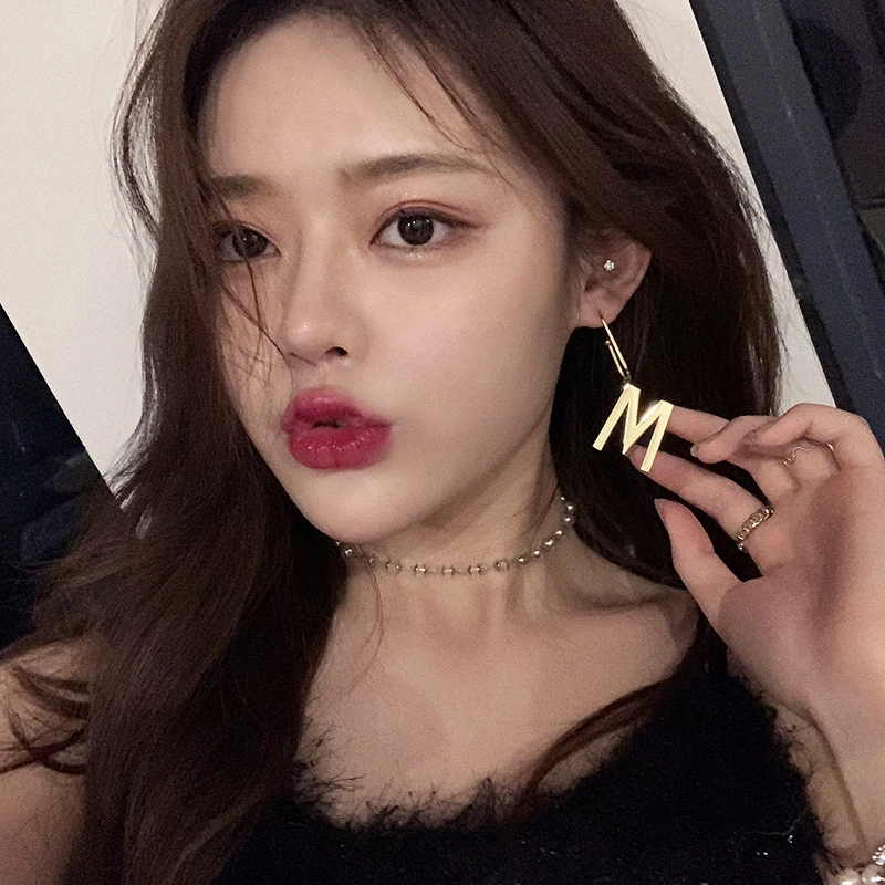 

Модные крупные металлические серьги в виде букв Mr, корейские Изящные серьги онлайн-авторитетных людей, простые холодные серьги в западном с...