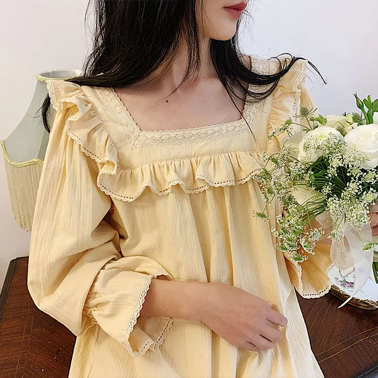 Фото Женское платье в стиле &quotЛолита" кремового цвета с квадратным вырезом рубашки