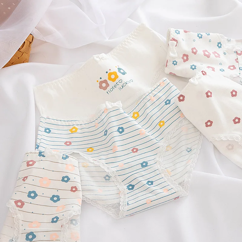 

Women's Cotton Underwear White Flower Print Mid-Waist Large Size Japanese Breathable High-Quality Cotton Briefs for Girls