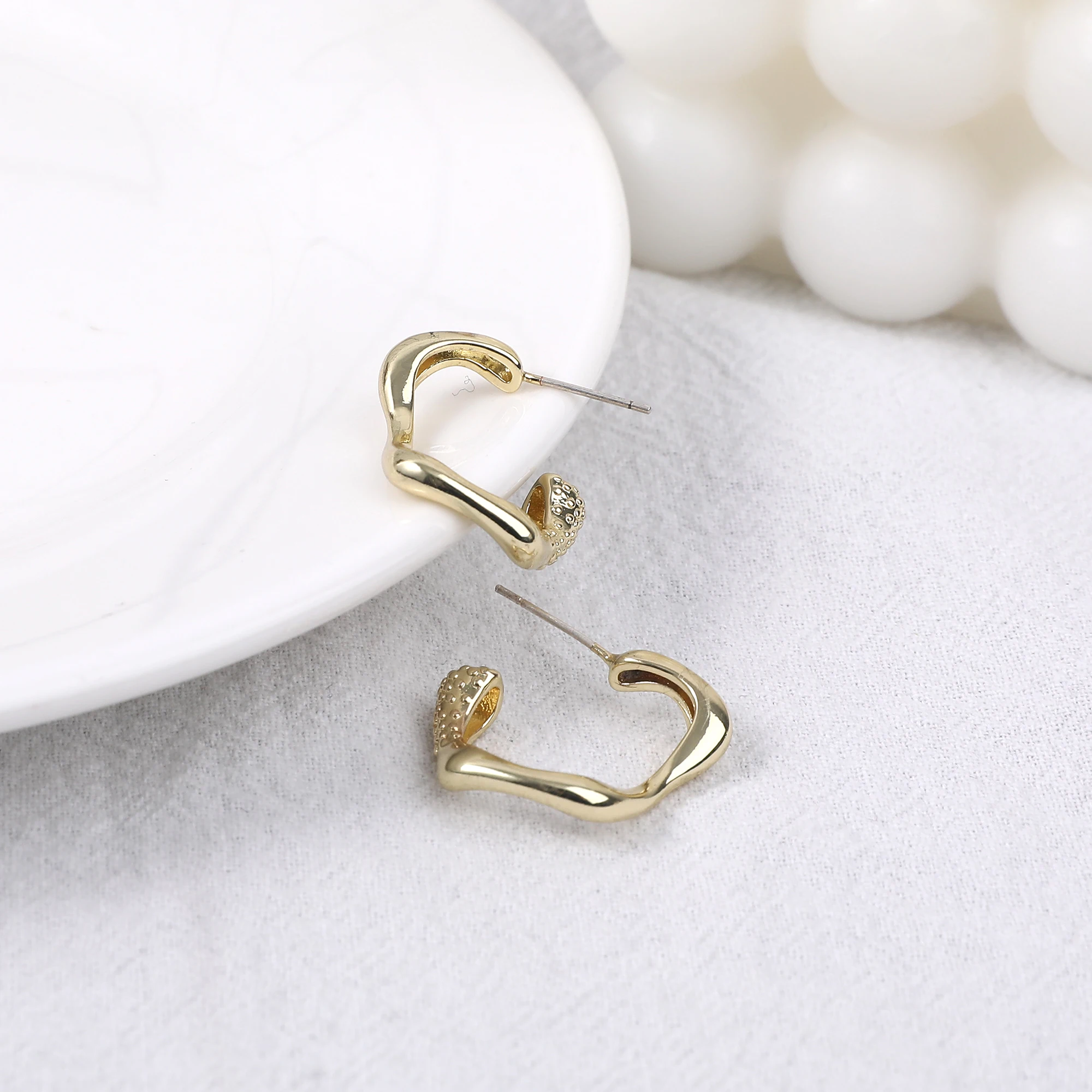 

WENHQ New Arrival Geometric Gold Color Clip on Earrings No Pierced Fashion Korean Style Copper Material Cuff Earrings Ear Clip