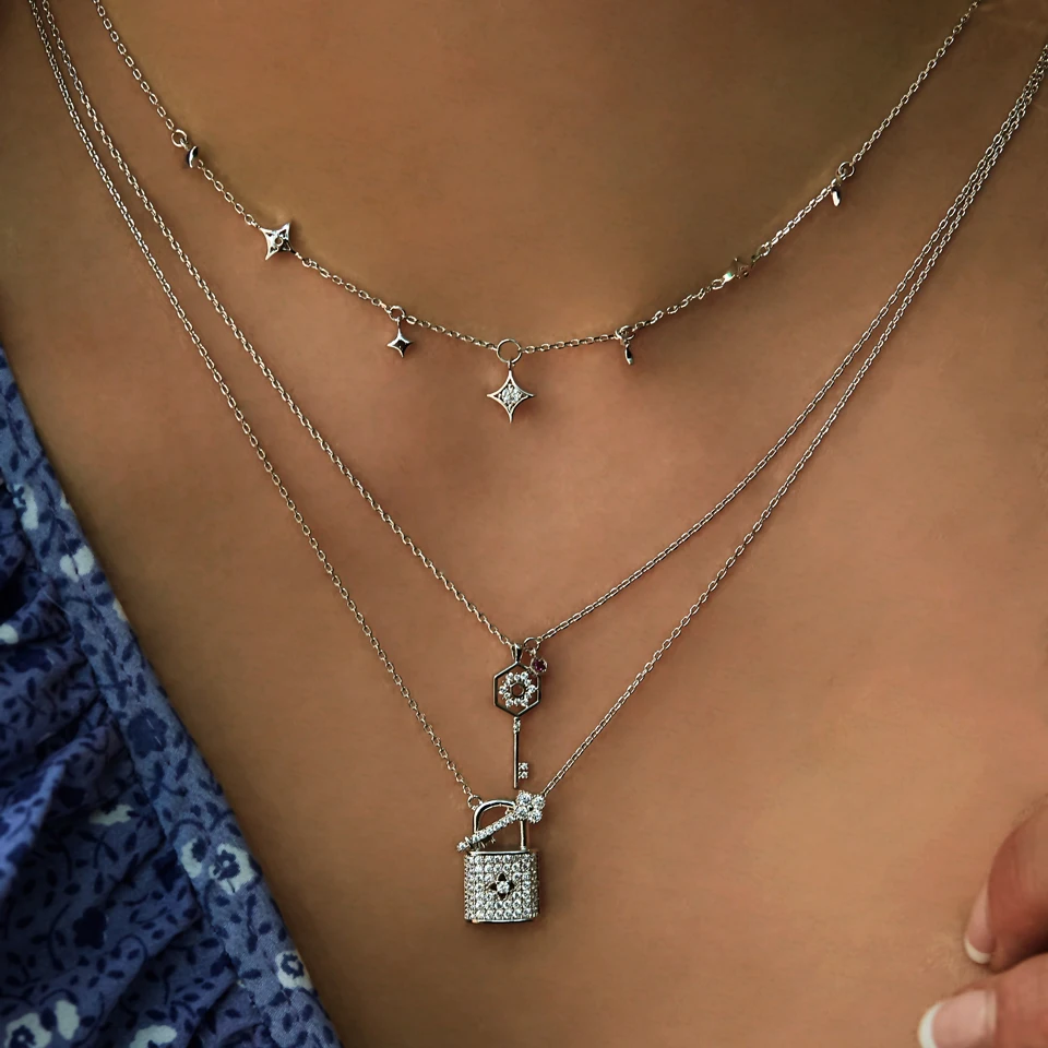 Ожерелье серебряного цвета с подвеской-замком и сверкающим кубическим цирконием