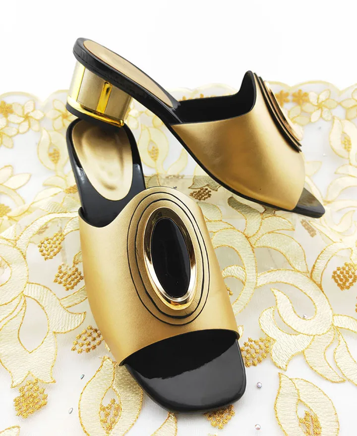 Красивые женские босоножки небесно голубого цвета с металлическим украшением