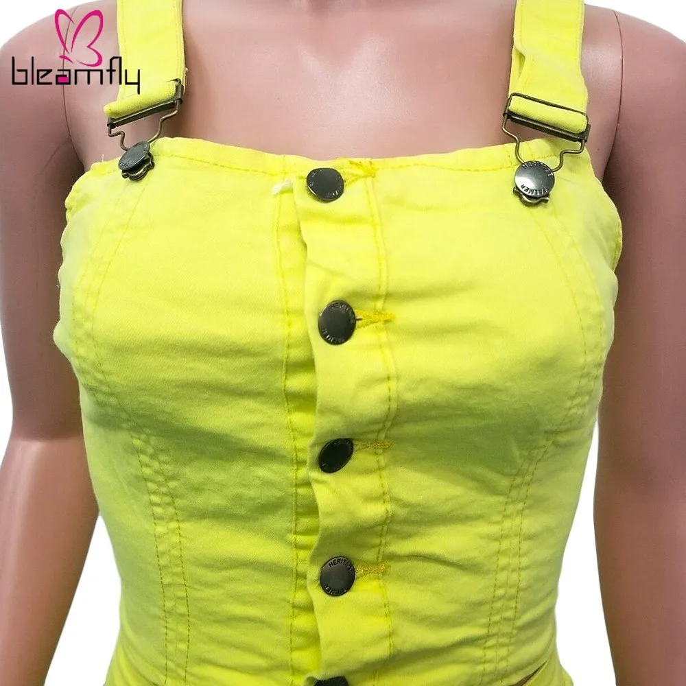 Женский джинсовый костюм из двух предметов летний однобортный с шортами и