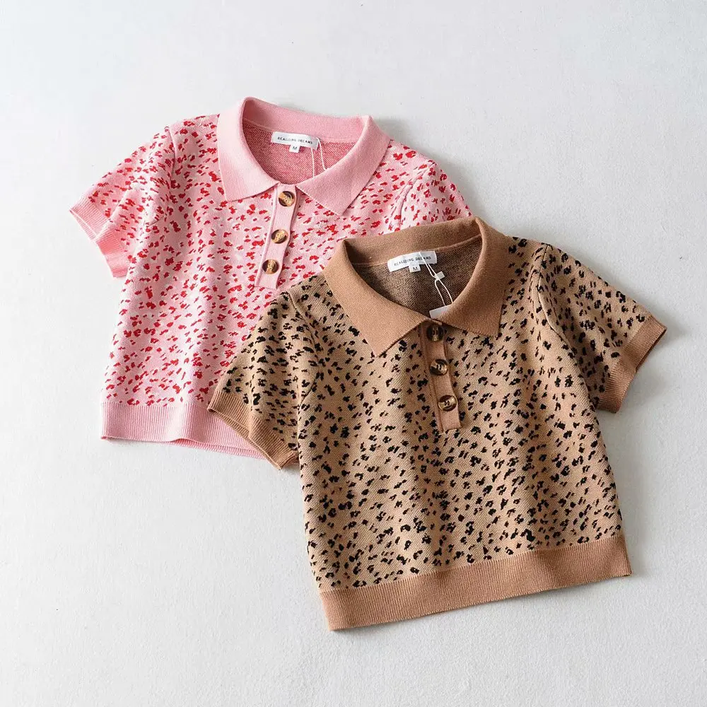 Женский трикотажный топ поло укороченный с леопардовым принтом разрезом на