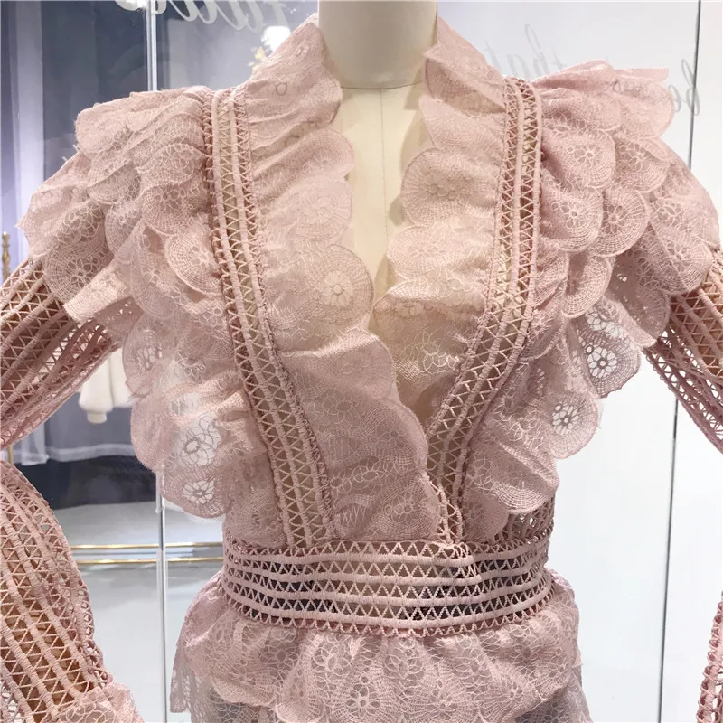 Женская кружевная блузка с оборками подиумная розового цвета V-образным вырезом