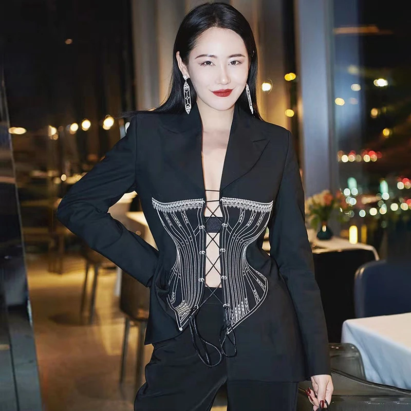 Женский блестящий костюм TWOTWINSTYLE осенний черный с вырезом на воротнике длинными