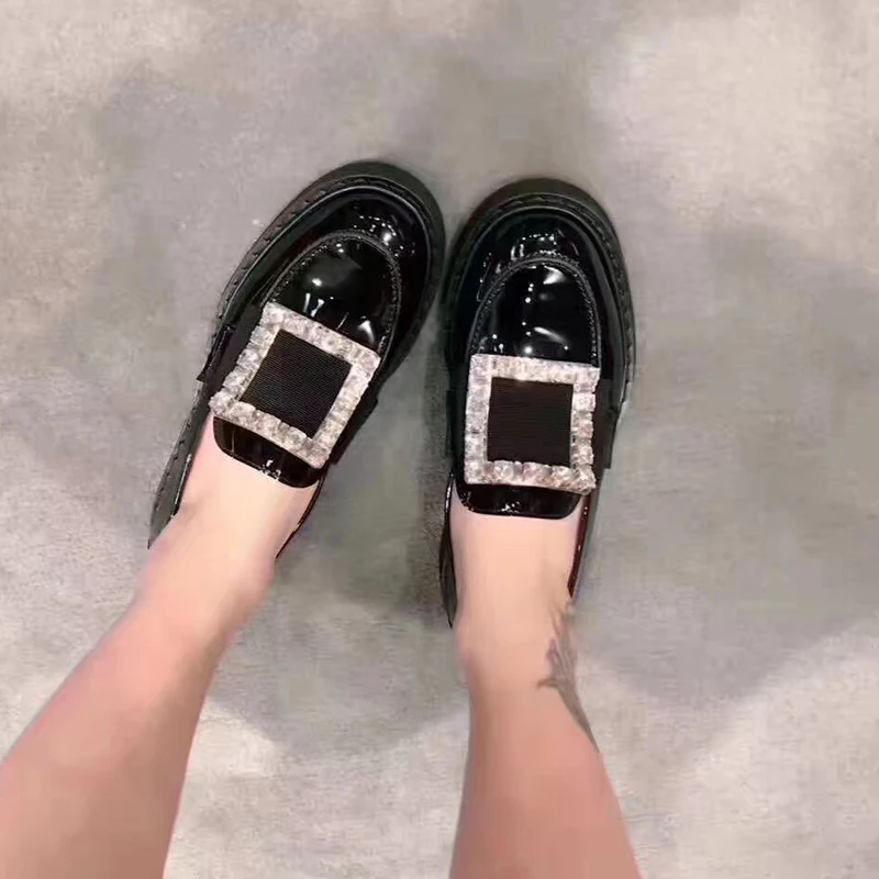 Женские дизайнерские лакированные туфли на плоской подошве черные Лоферы без