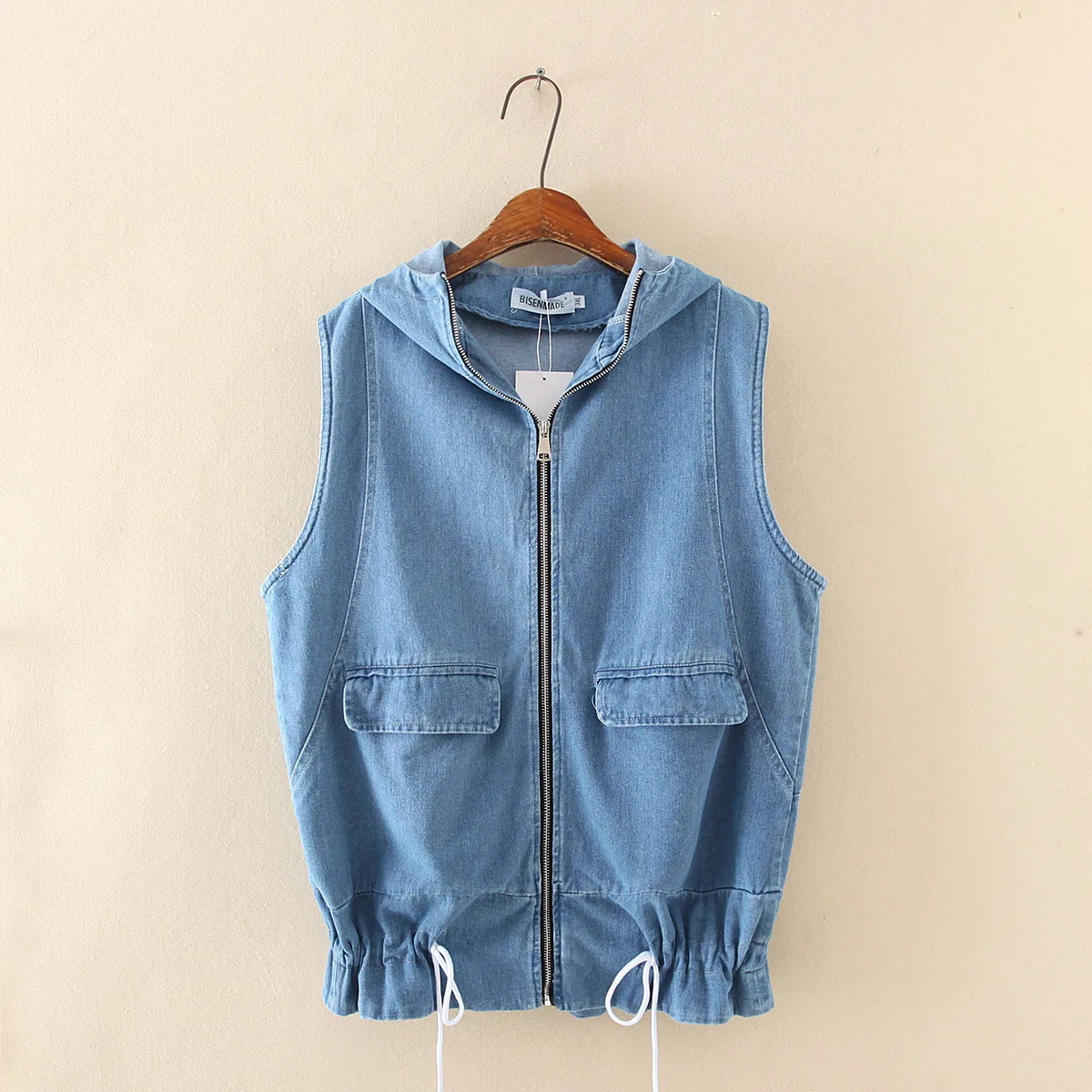 Женский джинсовый жилет с отворотом весенний однотонный облегающий капюшоном