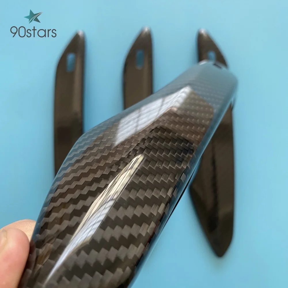 Наклейка из натурального углеродного волокна на дверную ручку автомобиля