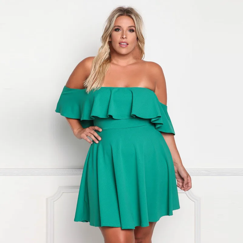 Женское трикотажное мини платье без бретелек с оборками открытыми плечами и
