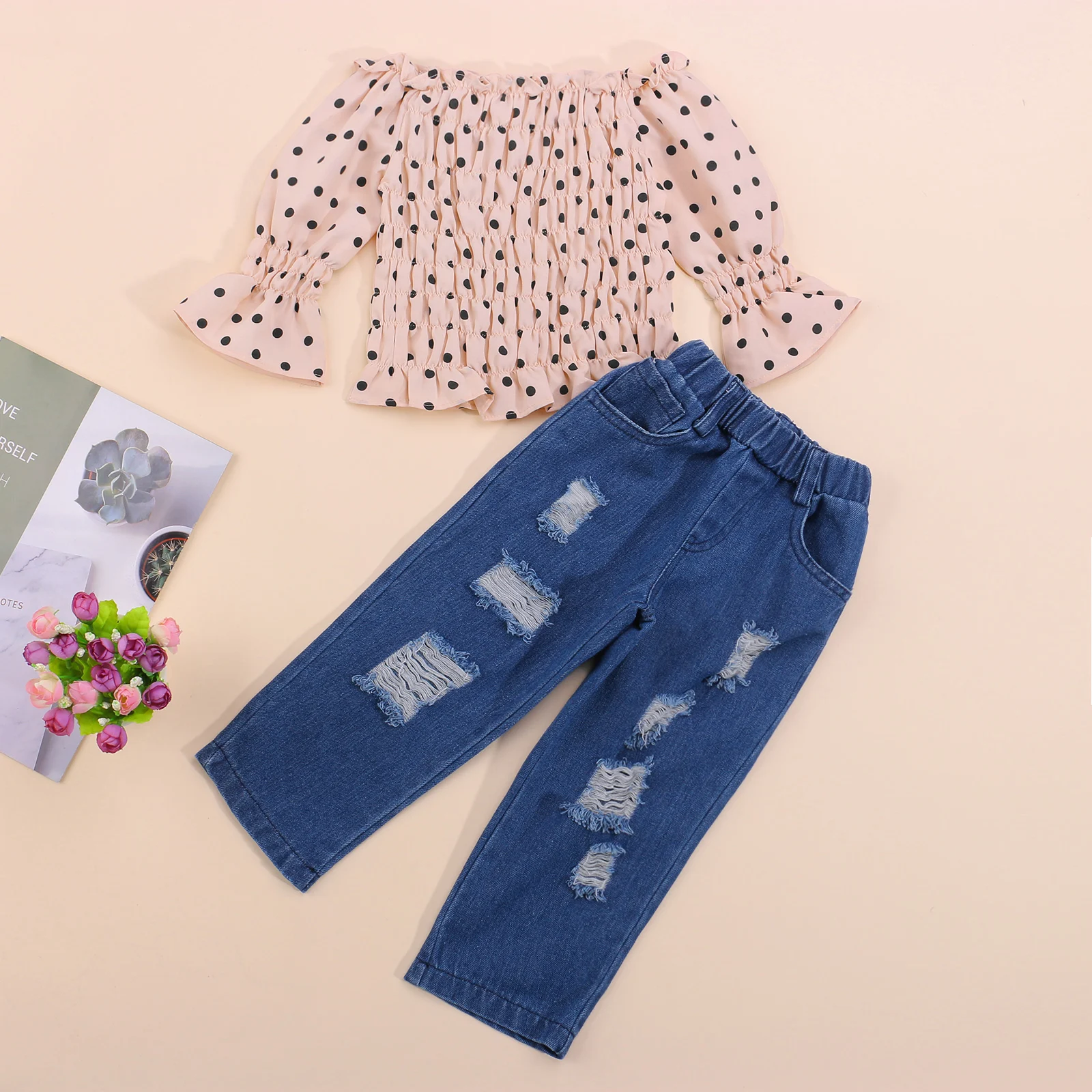 

Летний комплект из двух предметов для маленьких девочек, топ с открытыми плечами и длинным рукавом в горошек и рваные джинсы розового цвета