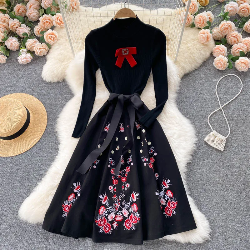 

Женское трикотажное платье-свитер с длинным рукавом и цветочной вышивкой