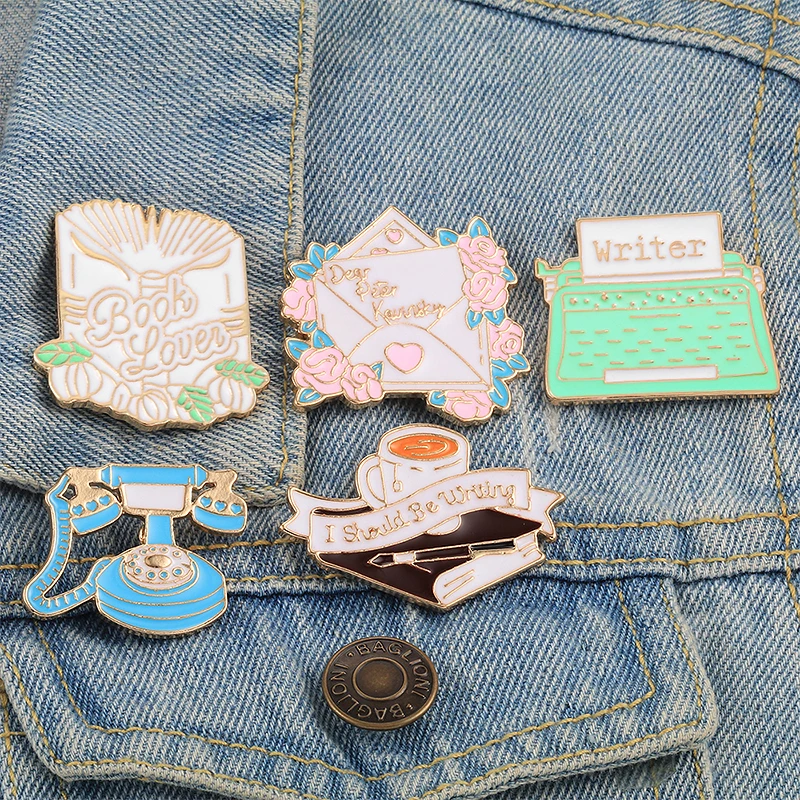 Милая женская брошь в виде розового конверта с надписью на телефон кофейный