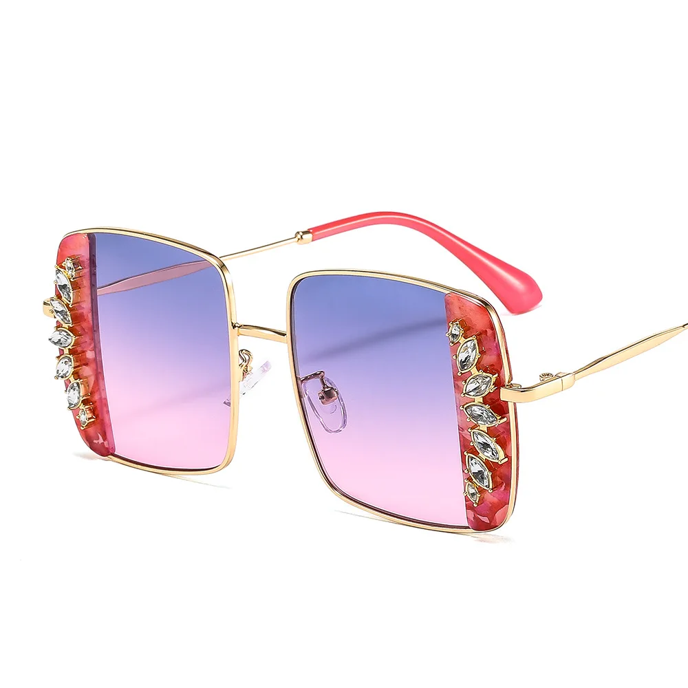 

Бесплатная доставка, женские солнцезащитные очки с металлическим квадратным узором и инкрустированными бриллиантами, модные линейные сол...