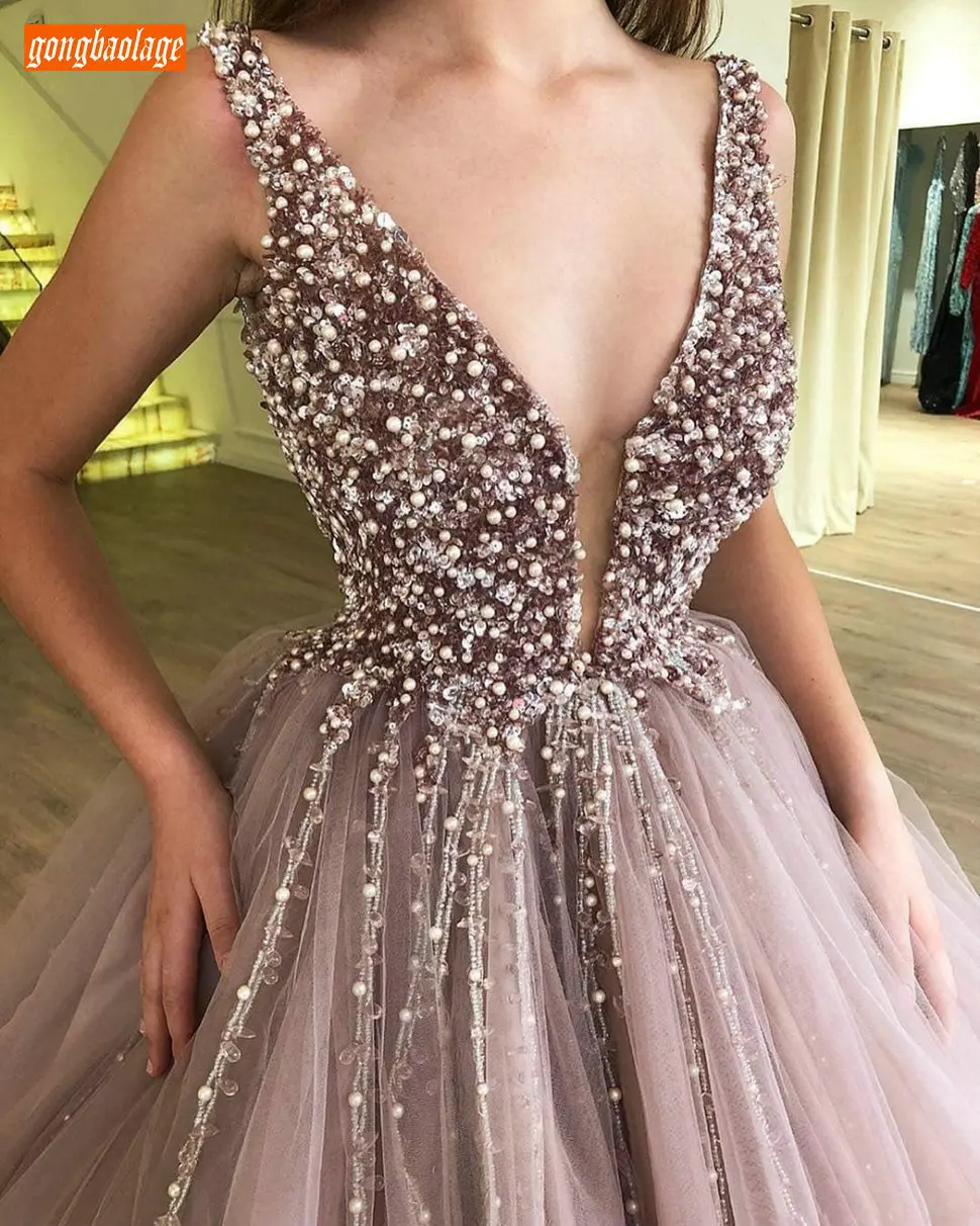 Длинное бальное платье из блестящего розового тюля с V-образным вырезом и