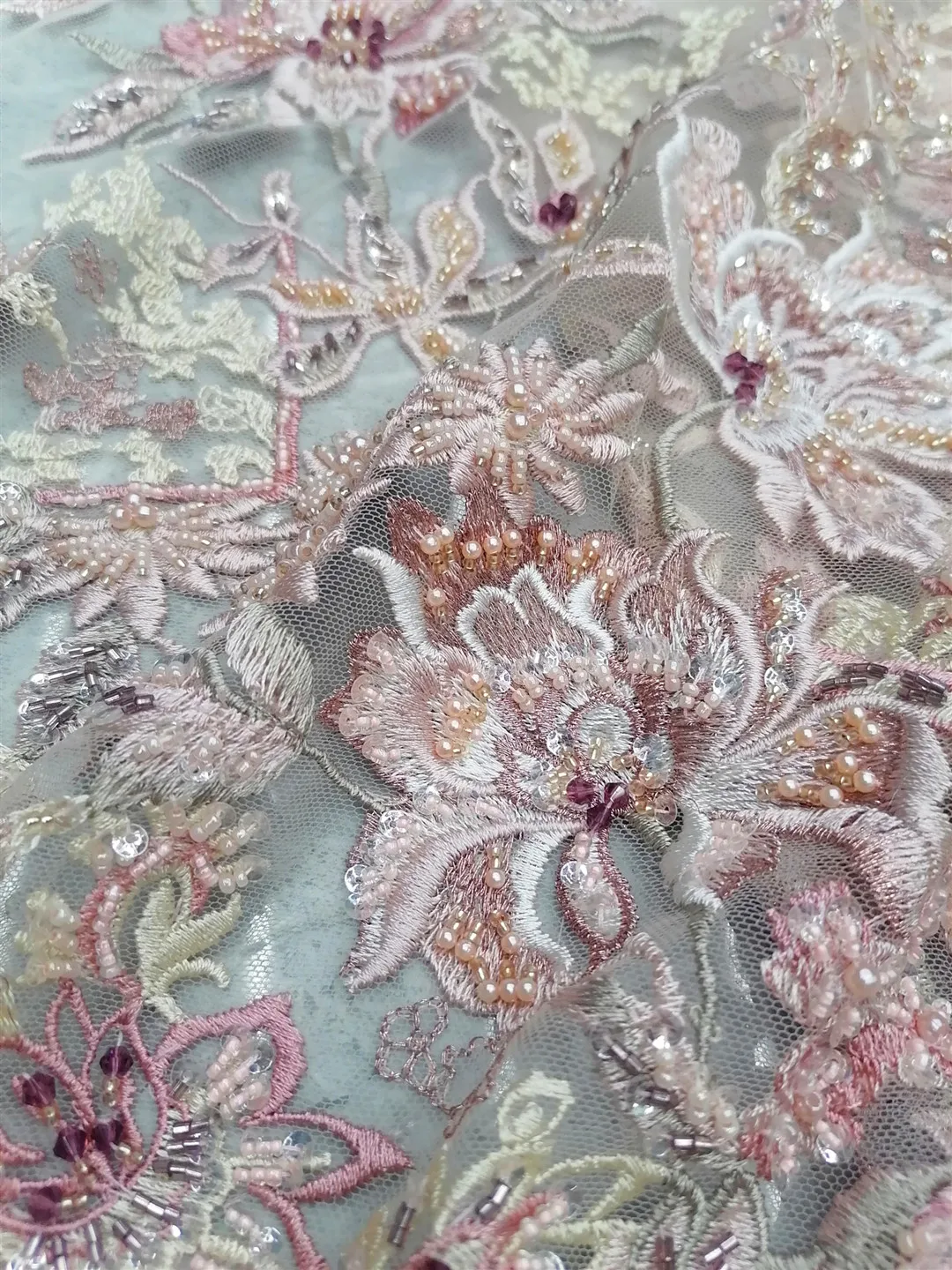 Красивое платье из ткани с бусинами вышивкой в виде цветов Африканское кружево