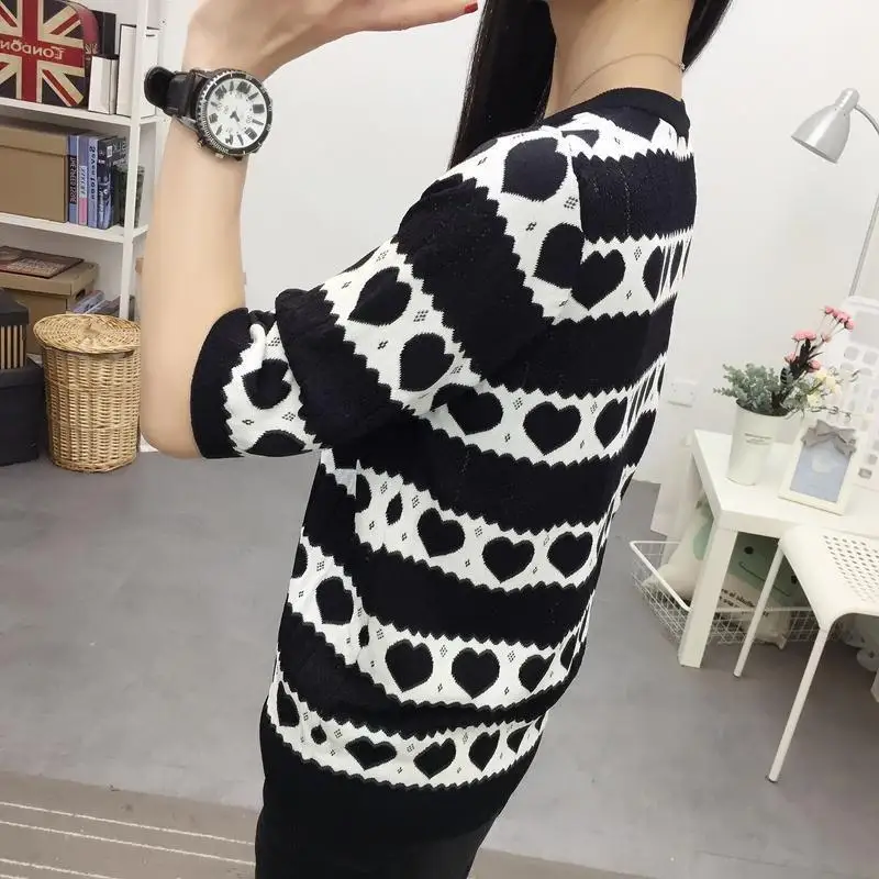 

Hollow Short-sleeved T-shirt Women 2021 Spring and Summer New Round Neck Fashion Loose Knit Bottoming Shirt Thin Section
