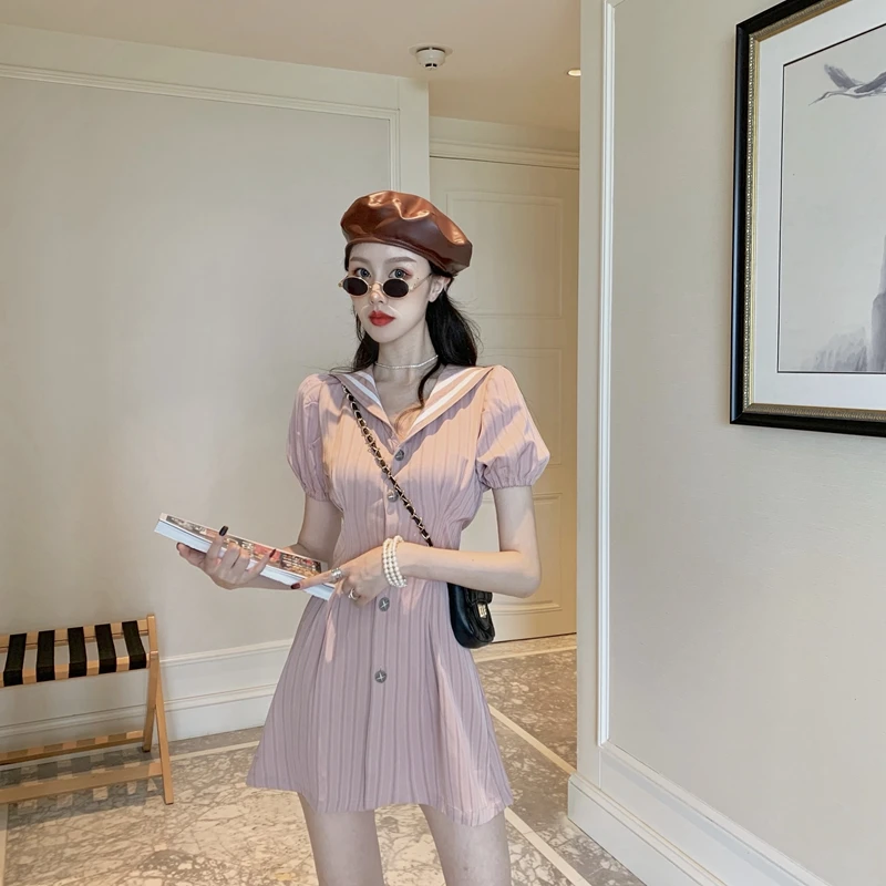 Женское платье с матросским воротником розовое в полоску V образным вырезом и