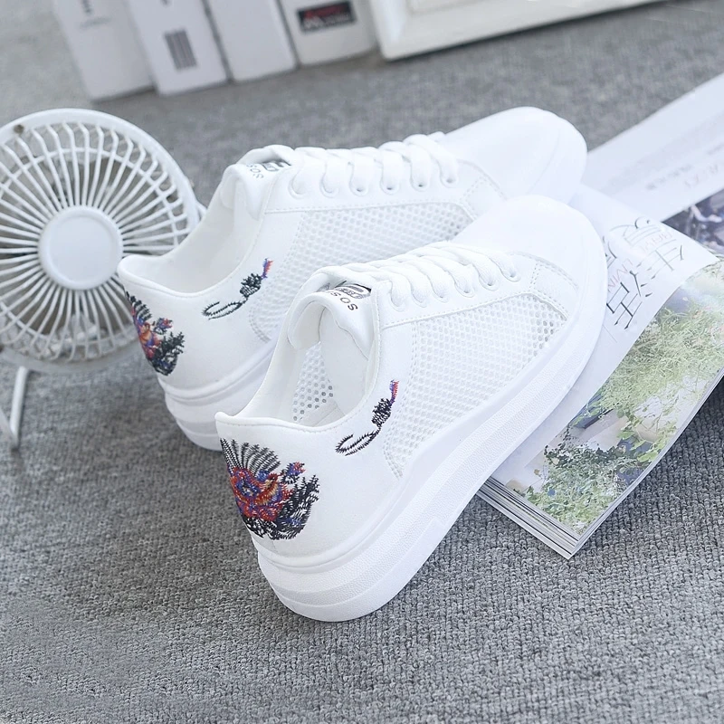 

New Spring Flat White Shoes Women Light Breathable Outdoor Sports Shoes Ladies Retro Embroidered Mesh Lace-up Women Sneakers