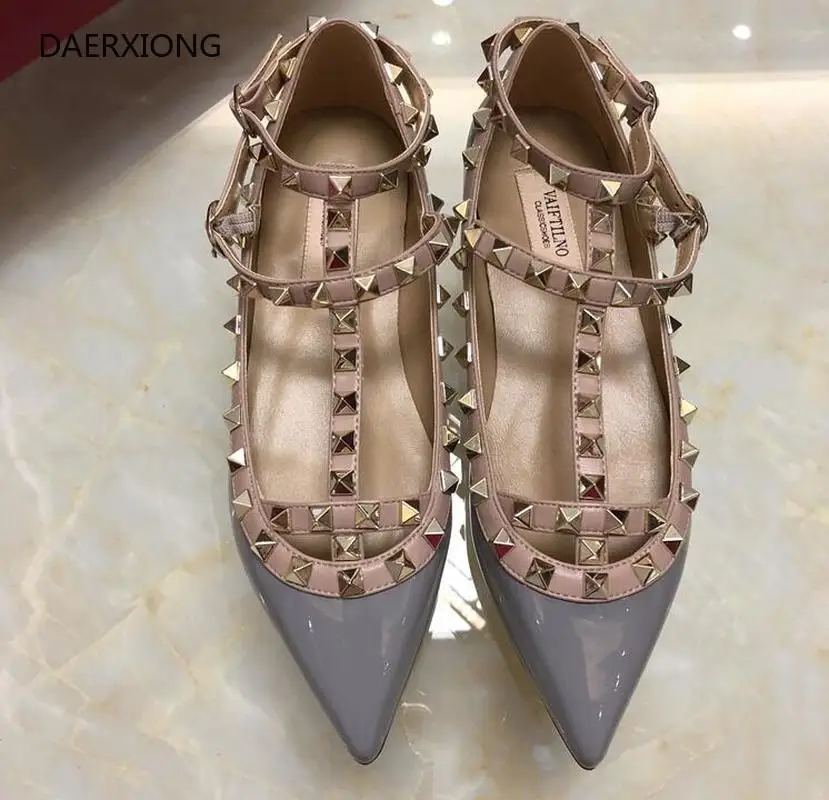 

2021 classics Designer design women flat sandal V brand logo rivets sabdal genuine leather women red wedding shoes 34-43 no box