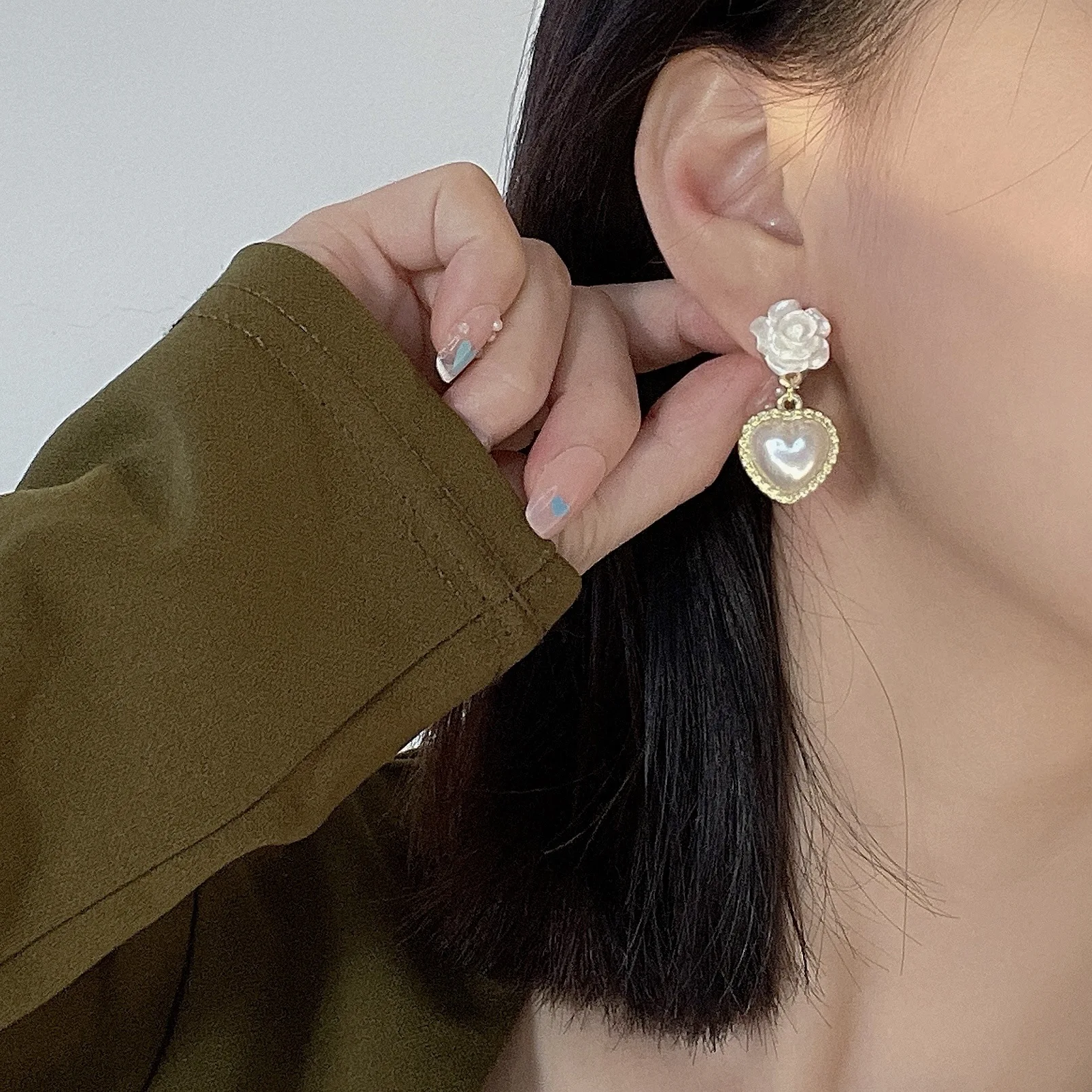 

Korean Style Heart Shaped Pearl Clip on Earrings Non Pierced for Women Temperament White Rose Flower Ear Clips Earrings Female
