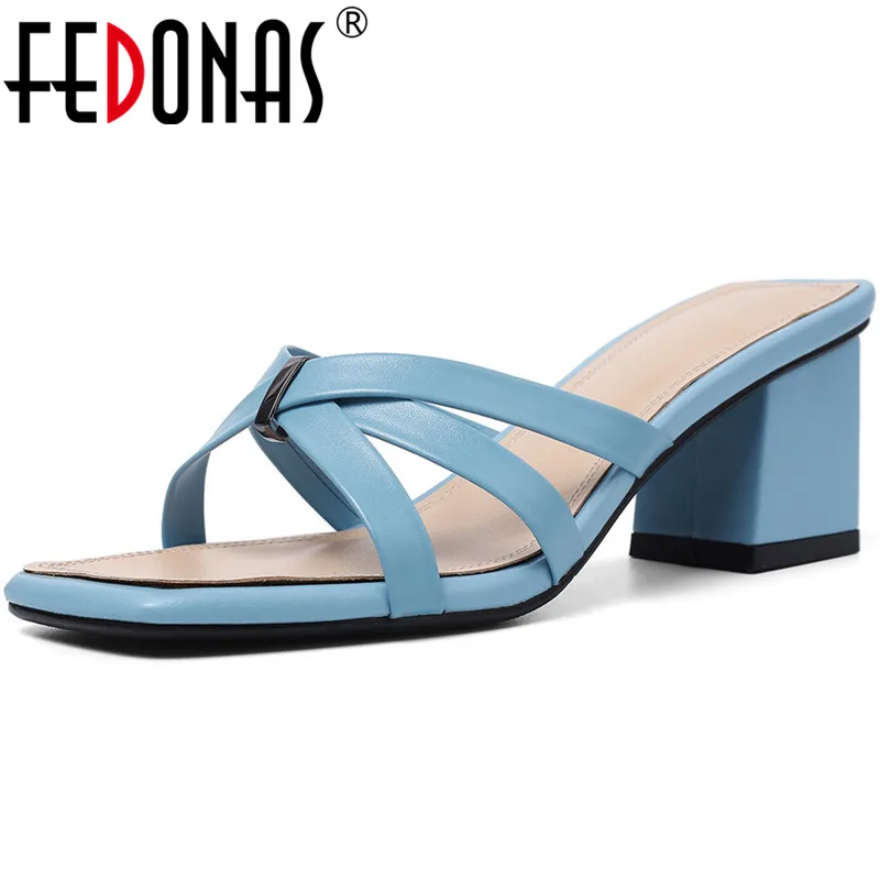 Женские босоножки с металлическим украшением FEDONAS желтые простые шлепанцы