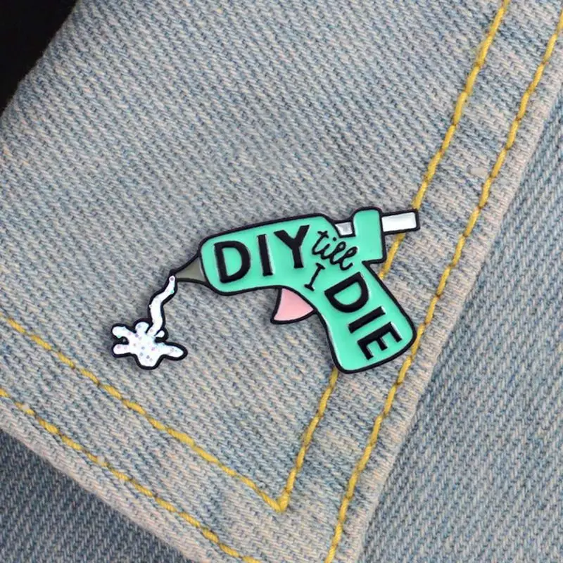 Креативный мультфильм пистолет-распылитель Брошь Мода DIY клеевой пистолет джинсовые куртки эмалированная булавка значок-шпилька на лацкан отправить детям ювелирные изделия подарок