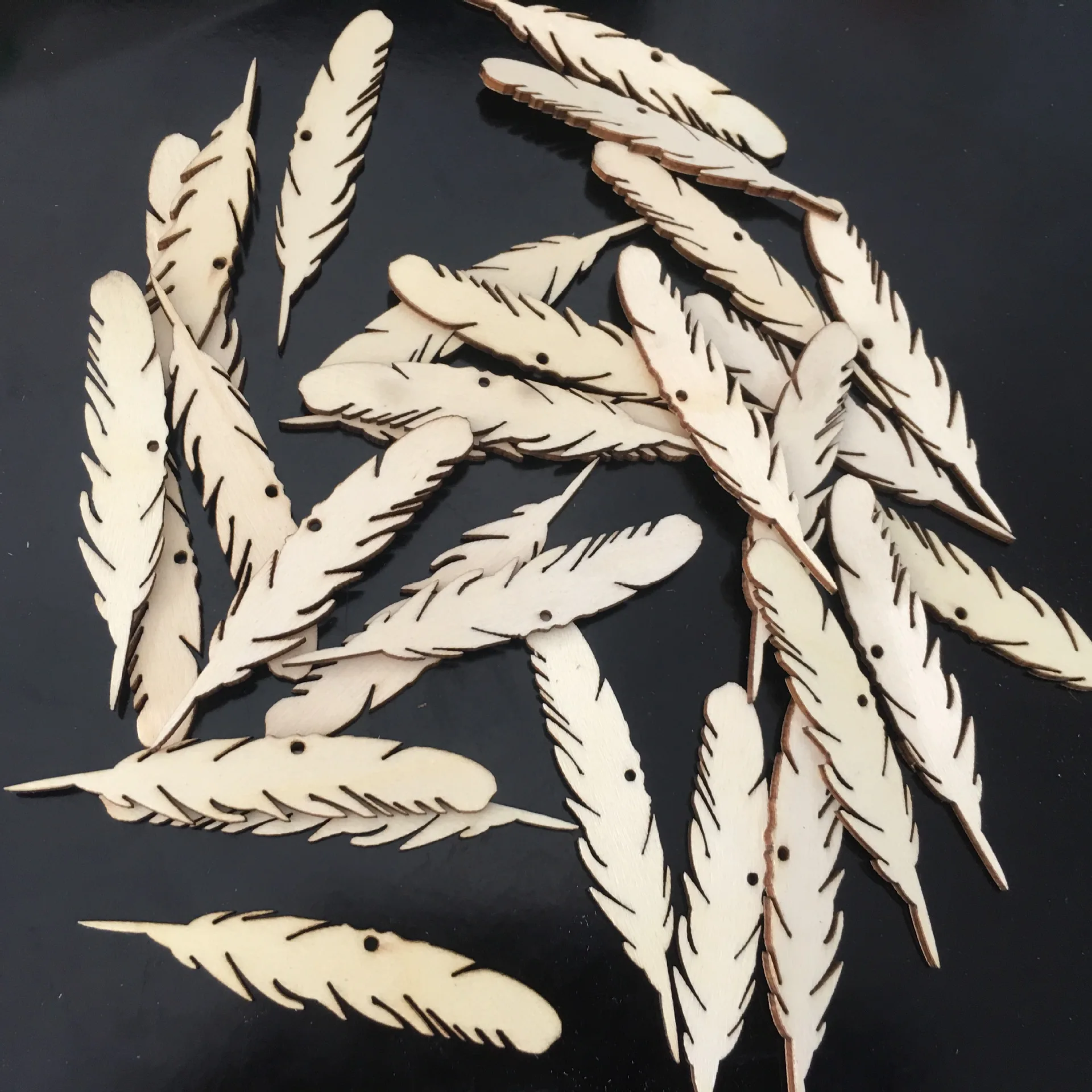 

50pcs Feather Shape Wood Craft with Hole Rustic Favor Home Wedding Check In Decoration Supplies Painting Scrapbooking Craft