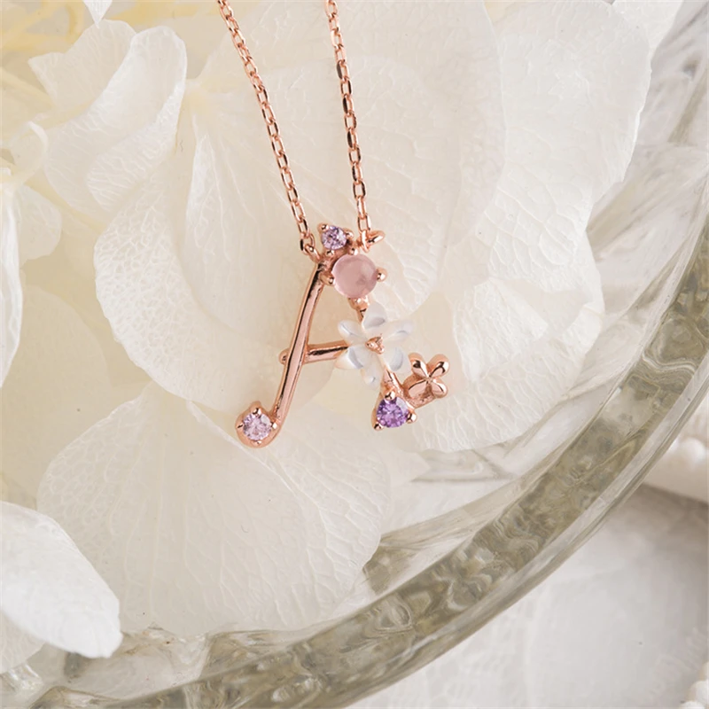 Ожерелье с подвеской в виде букв розового/фиолетового фианита | Украшения и