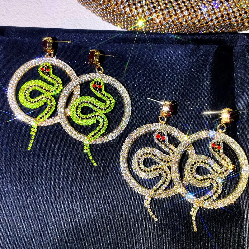 Женские круглые серьги-змеи JUST FEEL серебристого цвета с кристаллами массивные