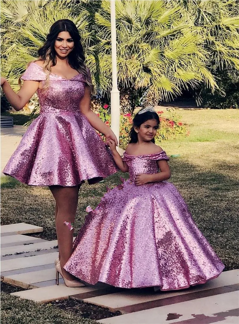 

Pink Sequined Ball Gown Mother and Daughter Dresses 2020 Off Shoulder Plus Size Cheap Family Matching Formal Prom Party Gowns