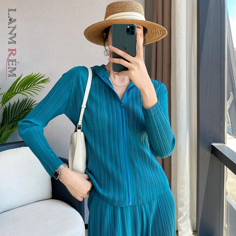 

LANMREM 2022 Autumn New Folds Zipper Shirt Female Loose Long Sleeve Solid Color Hooded Pleated Top Women Fashion's 2W1662