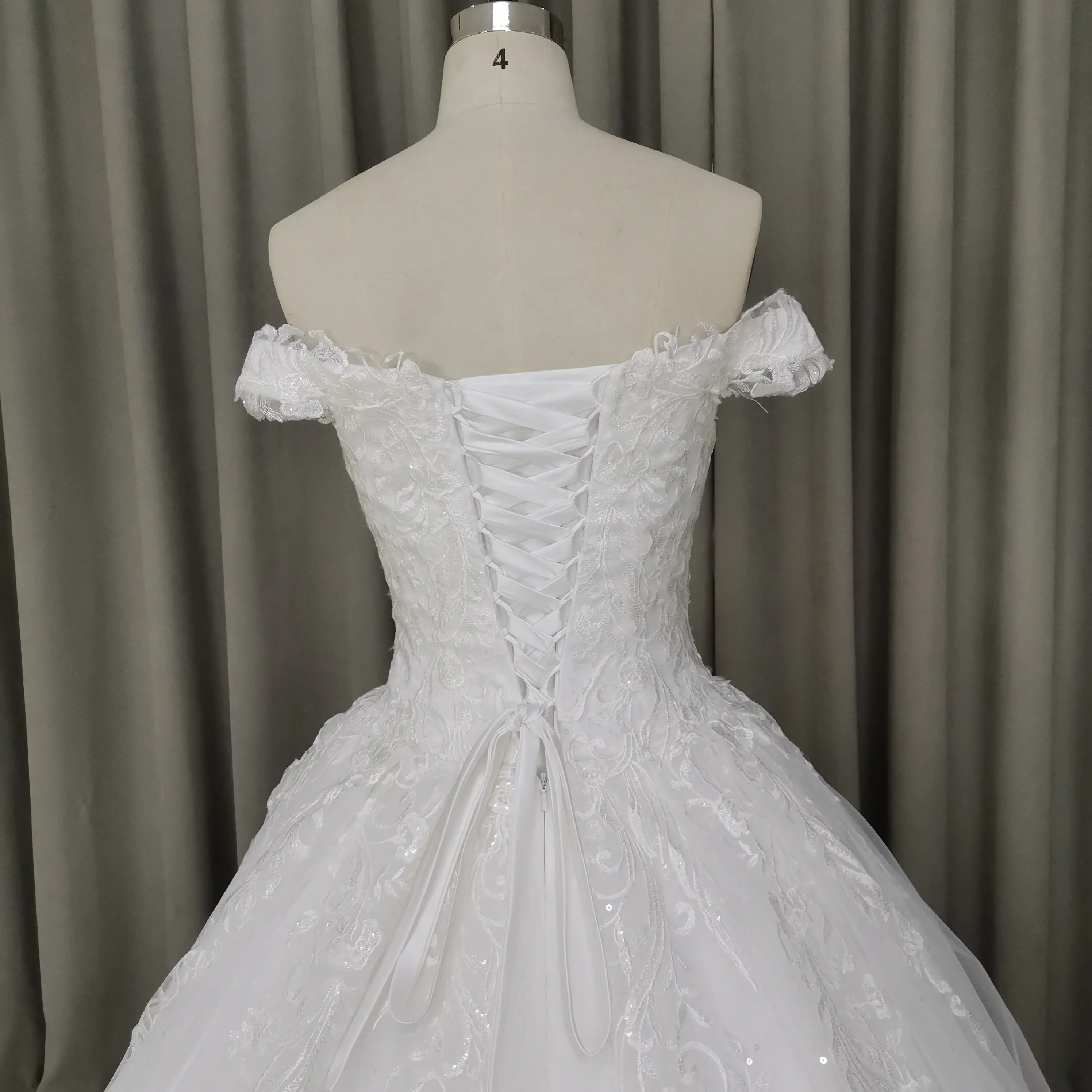 

White Lace Appliques Wedding Dresses Beaded Ball Gown Luxury Wedding Gowns Lace Up Off Shoulder Court Train 2019 Robe de marie