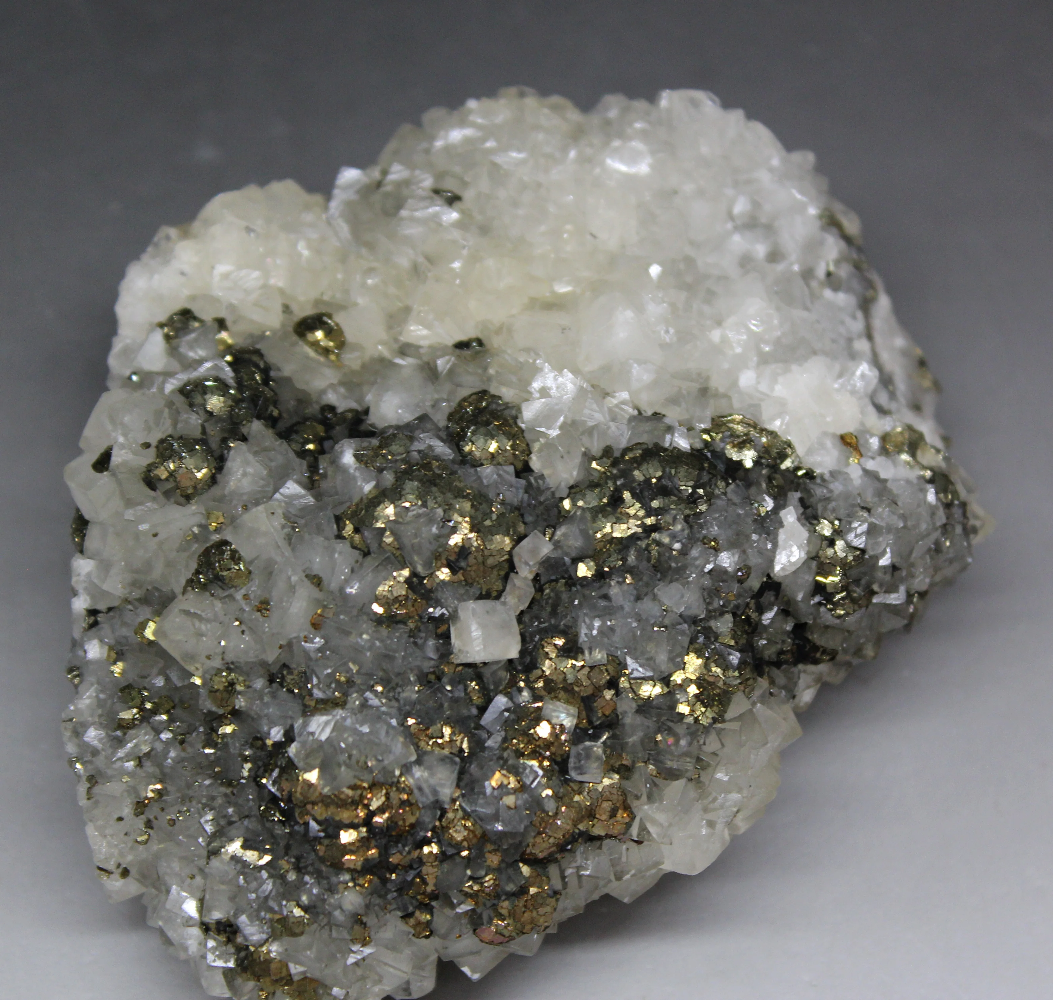 514 г натуральный Пирит и кальцитовый симбиотический минеральный кристалл