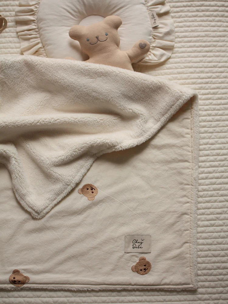 Детское одеяло с вышивкой Медвежонок | Мать и ребенок
