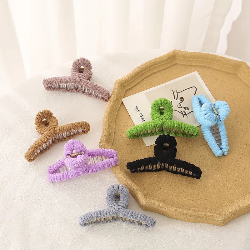 

1PCS Korean Version of The New Autumn and Winter Cute Plush Large Gripping Clip Temperament Simple Pan Hair Girl Cross Hairpin