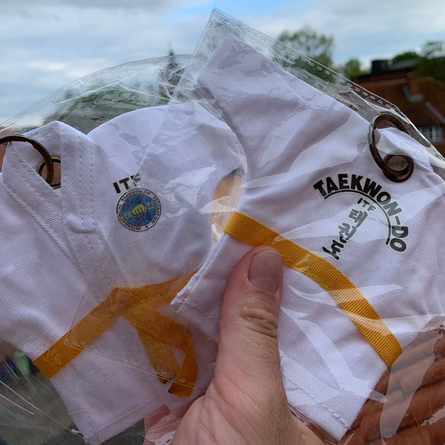 5 Цвета распродажа брелок МФТ тхэквондо кимоно-униформа писчая бумага кулон