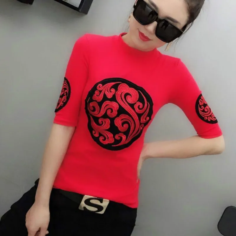Женская хлопковая Футболка с вышивкой красная круглым вырезом и рукавом до локтя