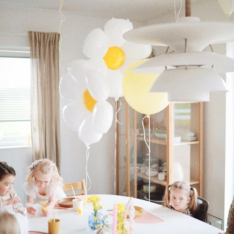 2 шт. белые гелиевые шары в виде маргариток