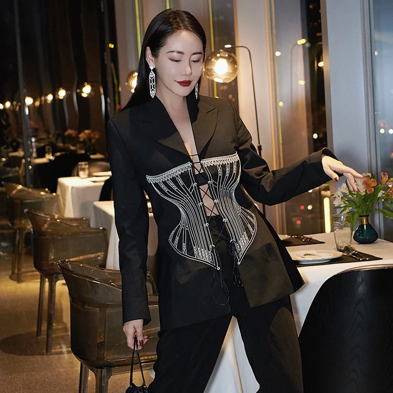 Женский блестящий костюм TWOTWINSTYLE осенний черный с вырезом на воротнике длинными