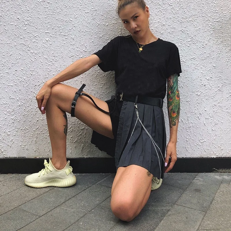 TWOTWINSTYLE уличная плиссированная юбка для женщин с высокой талией и цепочкой на поясе мини юбки женская модная одежда лето Новинка