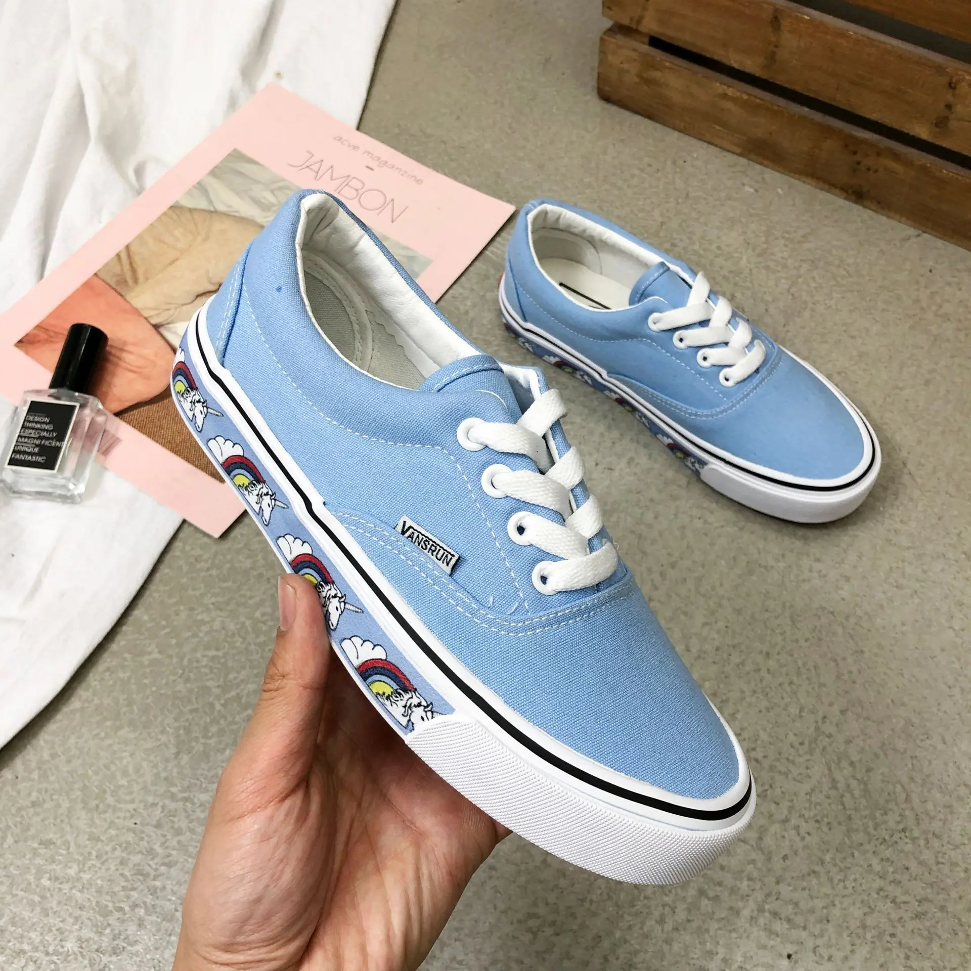 Новинка 2019 года сезон весна лето парусиновая обувь с клубничкой Молодежная на