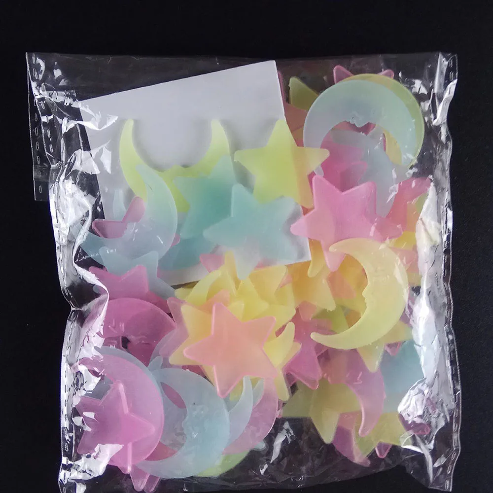 Звезды и луна аккумулирования энергии флуоресцентный светится в темноте