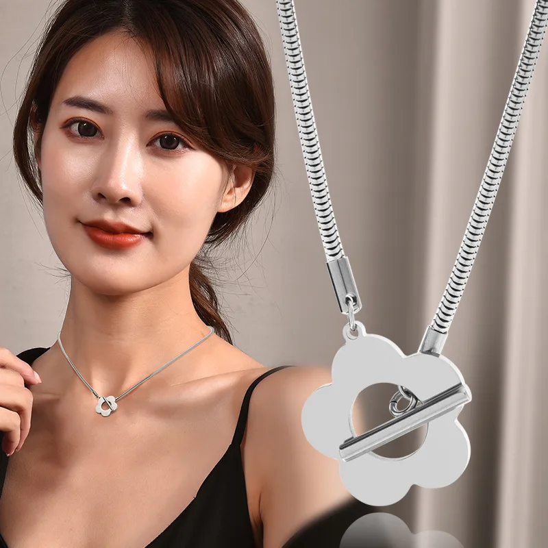 

WANGAIYAO New Titanium Steel Textured Flower Necklace Trendy Simple Jump Di Niche Design One-Word Pendant Sweater Clavicle Chain