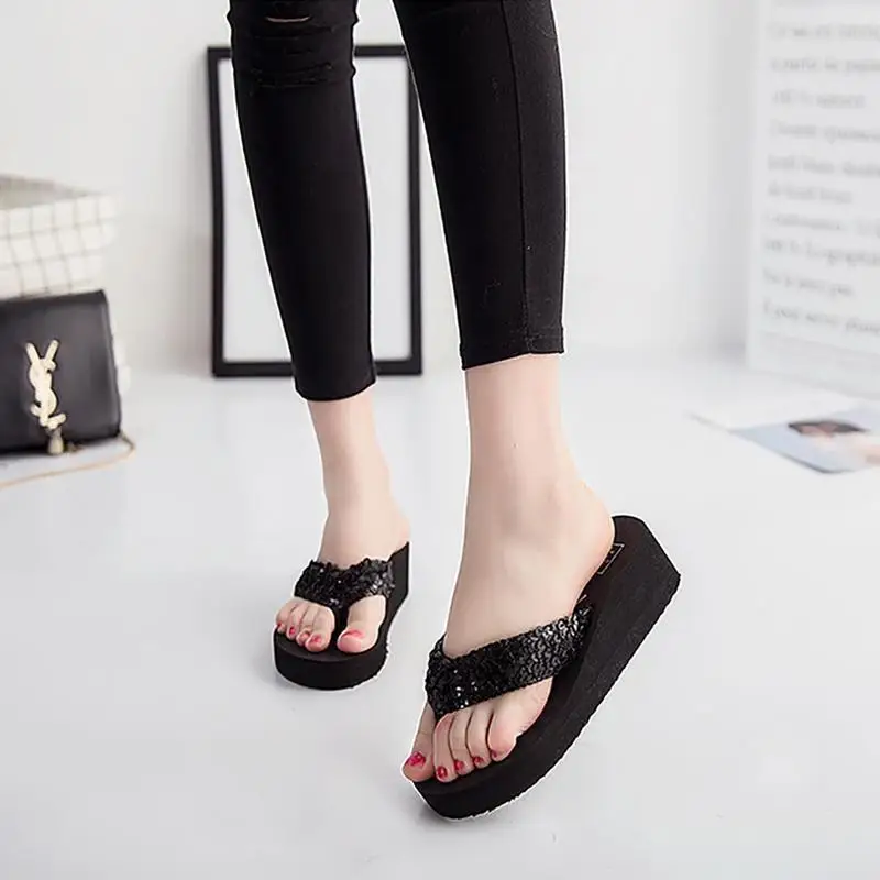 Женские пляжные шлепанцы с блестками богемные на платформе и среднем каблуке