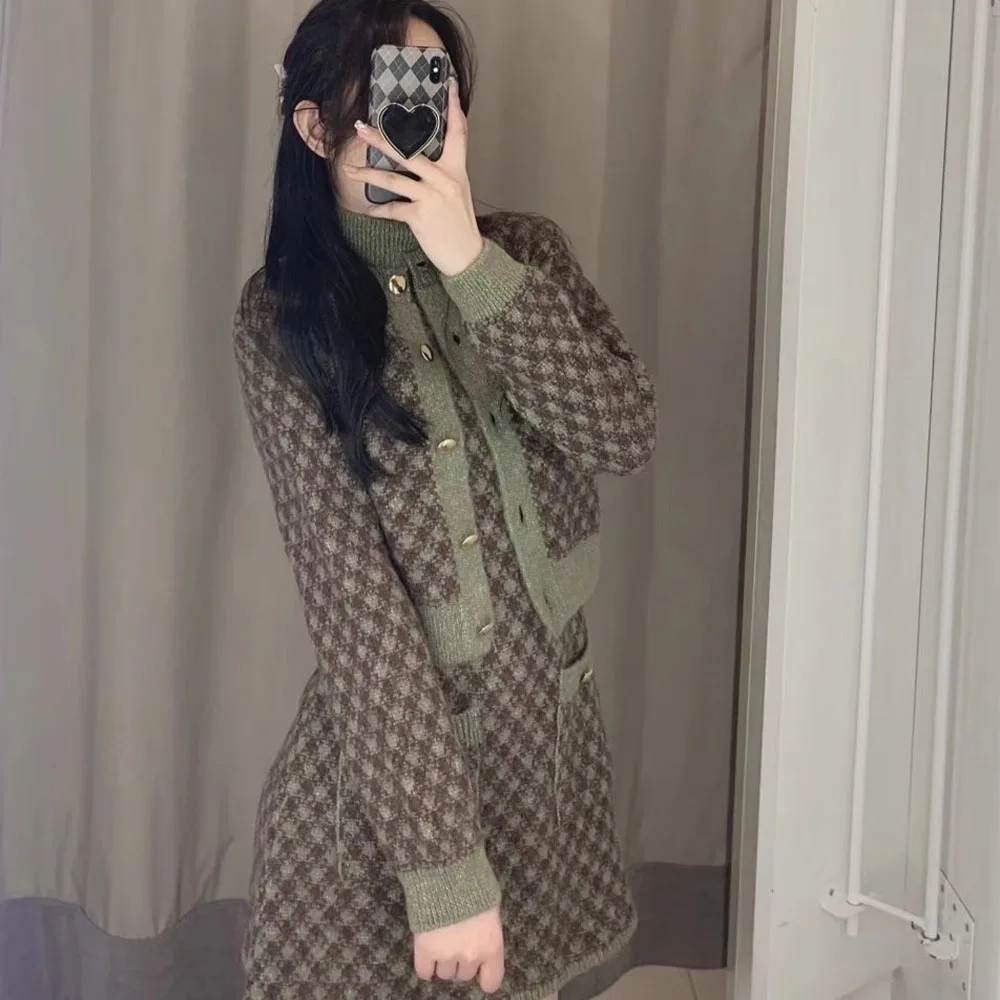 

DiYiG WOMAN Women's 2021 New Fashion Gold Buttoned Knit Sweater Retro Slim Round Neck Long Sleeve Cardigan Chic Top Mujer