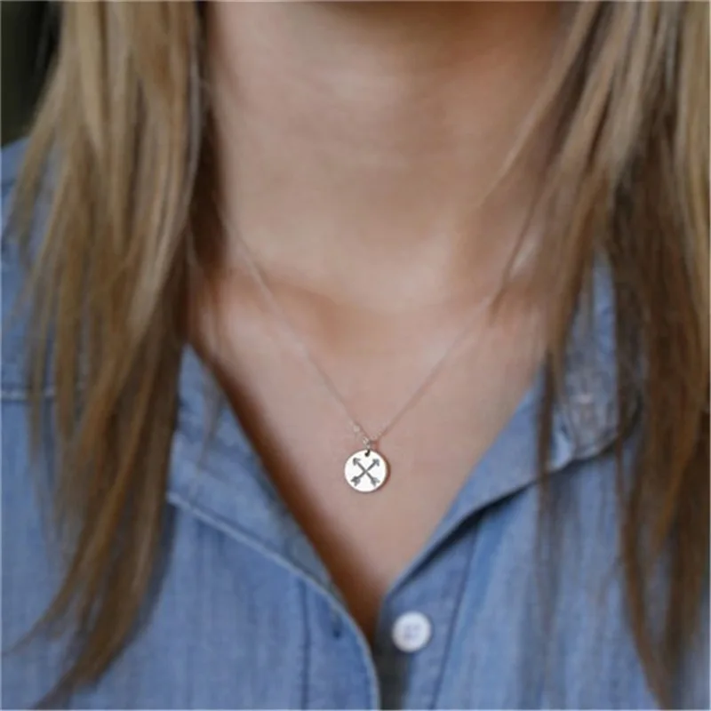 

Hot style double arrow heart to heart round cake pendant necklace simple personality friend gift