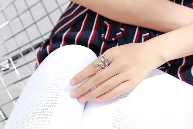

Whitano women's ring, steel female ring, fashion, serpentine, CZ Stone, exquisite, stackable, in the form of a new serpentine do
